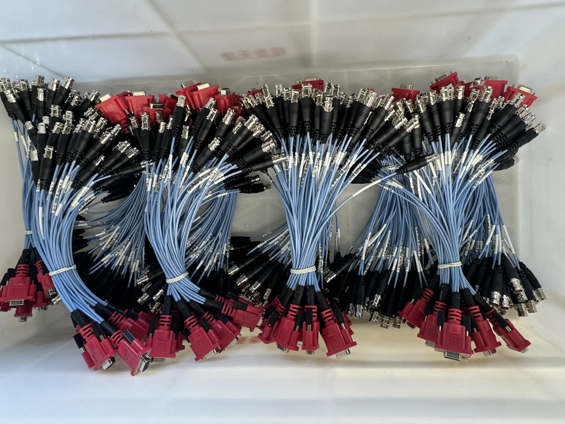 Batch of wire harness assemblies arranged in a tray